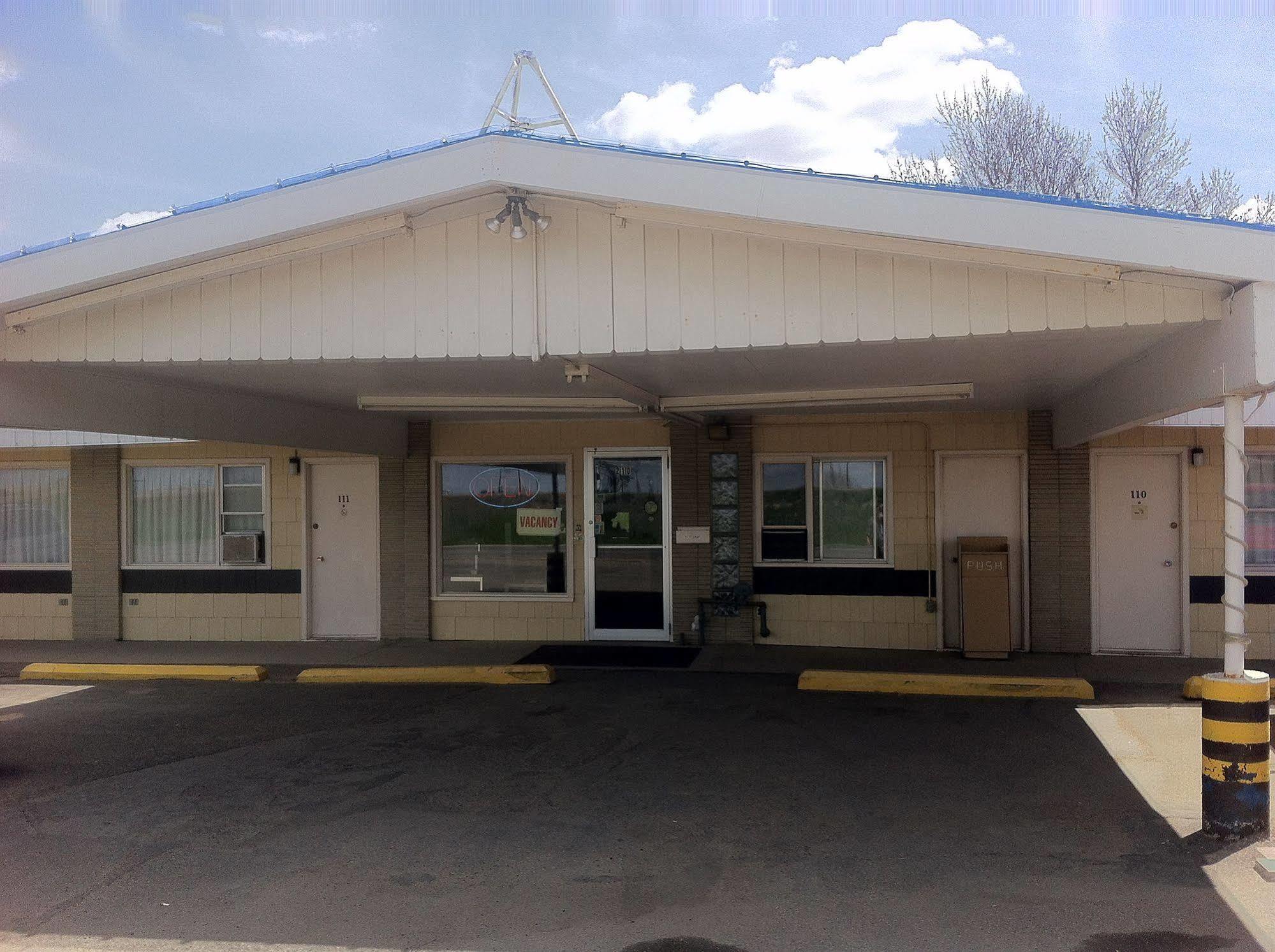 Rainbow Motel Swift Current Exterior photo